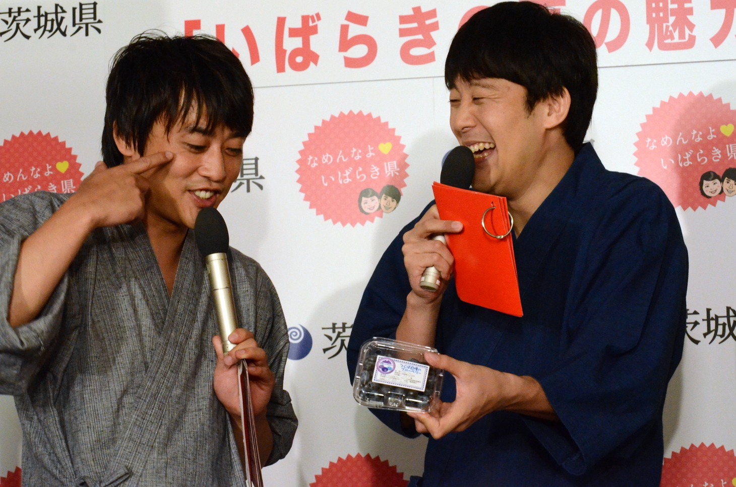 つくばのブルーベリーをPRするフルーツポンチ村上と佐久間一行。