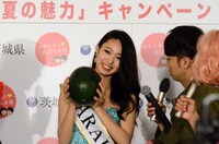 茨城県産の黒こだますいかをPRする2014ミス・ユニバース・ジャパン茨城の堀尾梨奈。