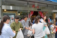 茨城県産「わら納豆」無料配布の様子。