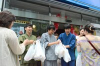 茨城県産「わら納豆」無料配布の様子。