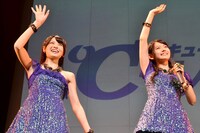 ℃-uteの（左から）矢島舞美、鈴木愛理。