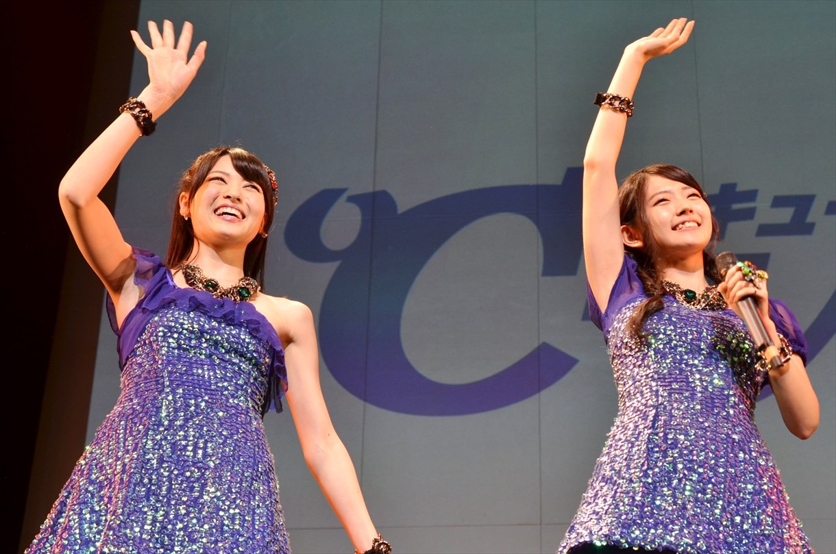 ℃-uteの（左から）矢島舞美、鈴木愛理。