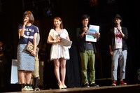 審査員を務めた振付師の竹中夏海（左端）とMC陣。