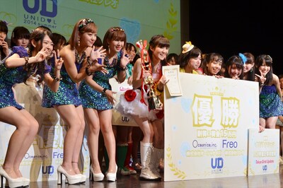 優勝した上智大学のチーム・SPH mellmuseと℃-uteによる記念撮影の様子。