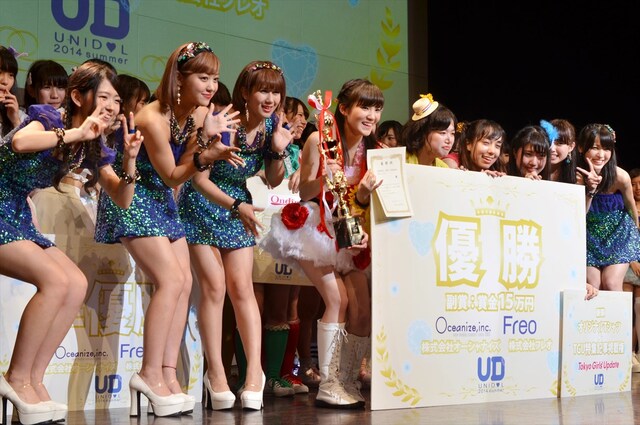 優勝した上智大学のチーム・SPH mellmuseと℃-uteによる記念撮影の様子。