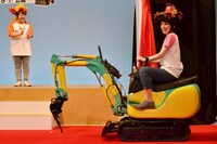 小型のショベルカーを自ら操縦して登場したハリセンボンはるか。