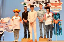 ハリセンボン、瑛太（中央）と、（後列左から）フェレル・バロンプロデューサー、ボブス・ガナウェイ監督。