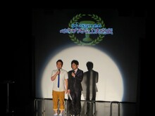 まともな意見とツッコミで観客を安心させるMCのなすなかにし。