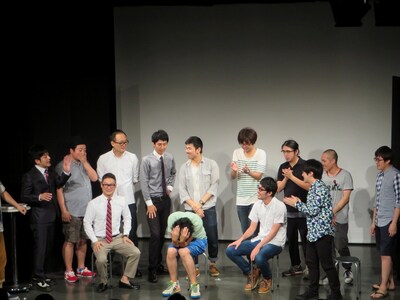 椅子から転げ落ちたあと「ハッピーバースデー」と祝われる武田。