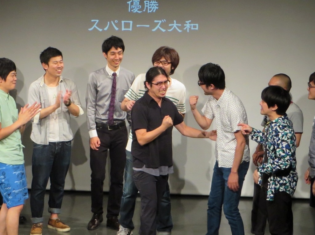 稲田と優勝を喜び合う大和。