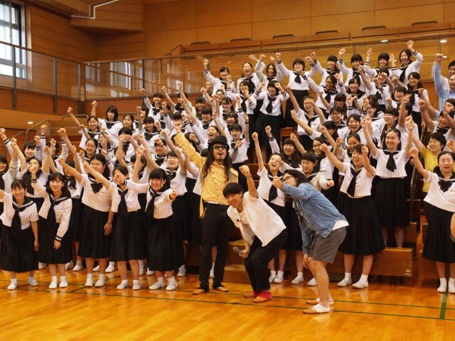 「熱血！Danceアカデミー」第4弾に出演するロッチ（手前右から2人）。(c)テレビ東京