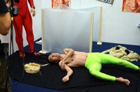 暴れ疲れてへたり込む江頭。