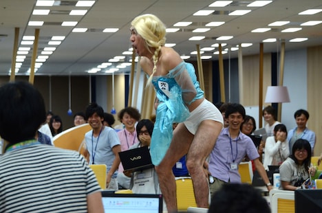 ドワンゴのオフィスで暴れる江頭。