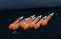 江頭は注射器を使って肛門に粉を注入した。