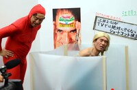 肛門に粉を注入する江頭。