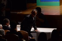 審査員長の片岡鶴太郎。