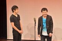 単独ライブで自身の入籍を発表したオジンオズボーン高松（右）と、突然の出来事に立ち尽くす篠宮（左）。