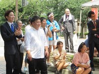 マンテンブラザーズが2本目のネタを始めたことに爆笑する芸人たち。