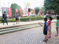 ソフトアタッチメント町田のけん玉を見つめる子供たち。