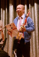 囲み取材に応じたルシファー吉岡。