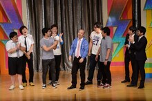 ルシファー吉岡の優勝を祝福する決勝進出者たち。