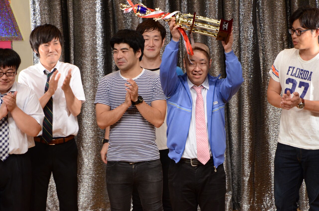 トロフィーを掲げるルシファー吉岡。