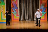 1本目のネタを披露するアルコ＆ピース。