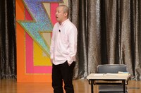 1本目のネタを披露するルシファー吉岡。
