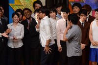 決勝進出者として名前を呼ばれたアルコ＆ピース。