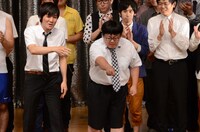 決勝進出者として名前を呼ばれたタイムマシーン3号。