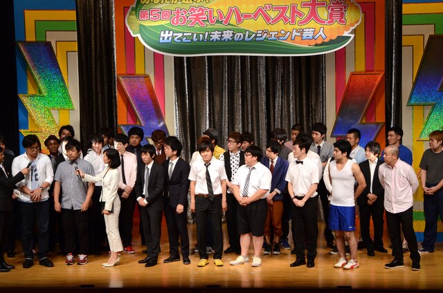 決勝への意気込みを語るアルコ＆ピース（前列左）。