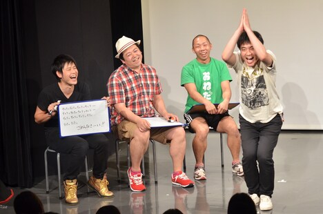 「高松に一発ギャグをあげよう」のコーナーで、篠宮（左端）が授けた「謝罪ギャグ」を実演する高松（右端）。