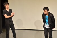 入籍を発表した高松（右）と、祝福する篠宮（左）。