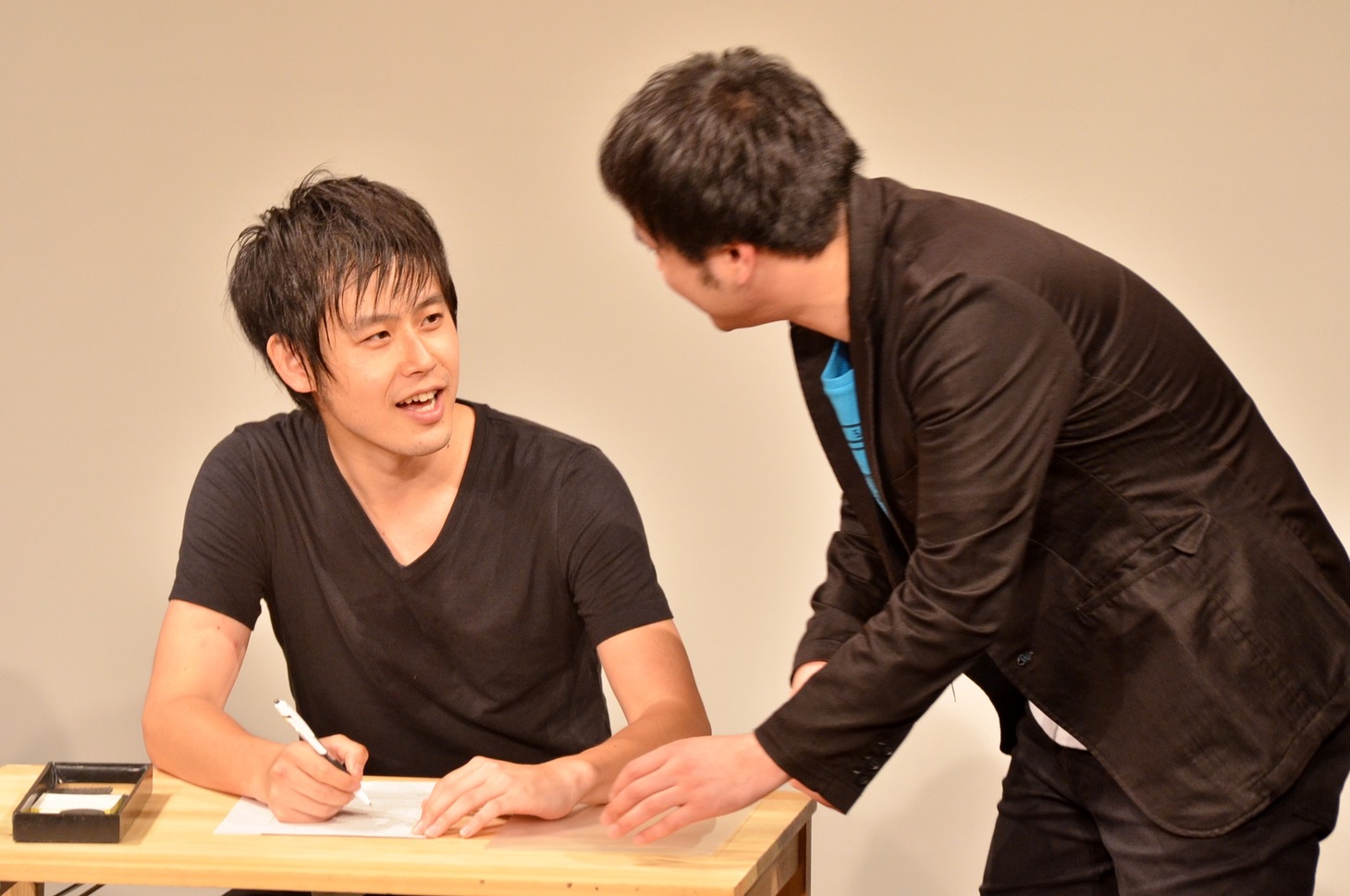 高松（右）の婚姻届に証人としてサインを入れる篠宮（左）。
