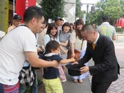 子供から投げ銭をもらうかりちゃんじゅくちゃん片井。