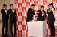 「どうぞどうぞ」のくだりを披露するダチョウ倶楽部（右）。