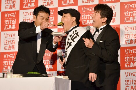 熱々のお好み焼きを上島（中央）に食べさせる肥後（左）とジモン（右）。