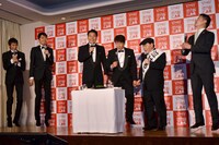 ダチョウ倶楽部（中央）のジャンプのくだりに参加するアンガールズ（左）、湯崎広島県知事（右）。