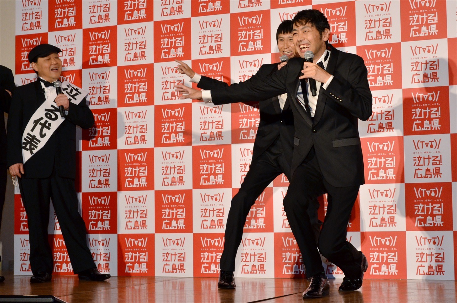 「ジャンガジャンガ」を披露するアンガールズ（右）。