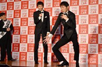 タコのモノマネをするアンガールズ田中（右）。