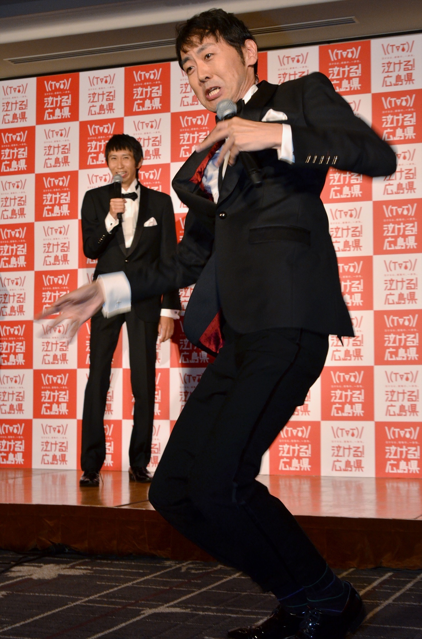 タコのモノマネをしたまま取材陣に迫り来るアンガールズ田中（手前）。