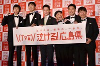 「泣ける！広島県」記者発表会に出演した（左から）アンガールズ、湯崎広島県知事、ダチョウ倶楽部。