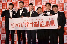 「泣ける！広島県」記者発表会に出演した（左から）アンガールズ、湯崎広島県知事、ダチョウ倶楽部。