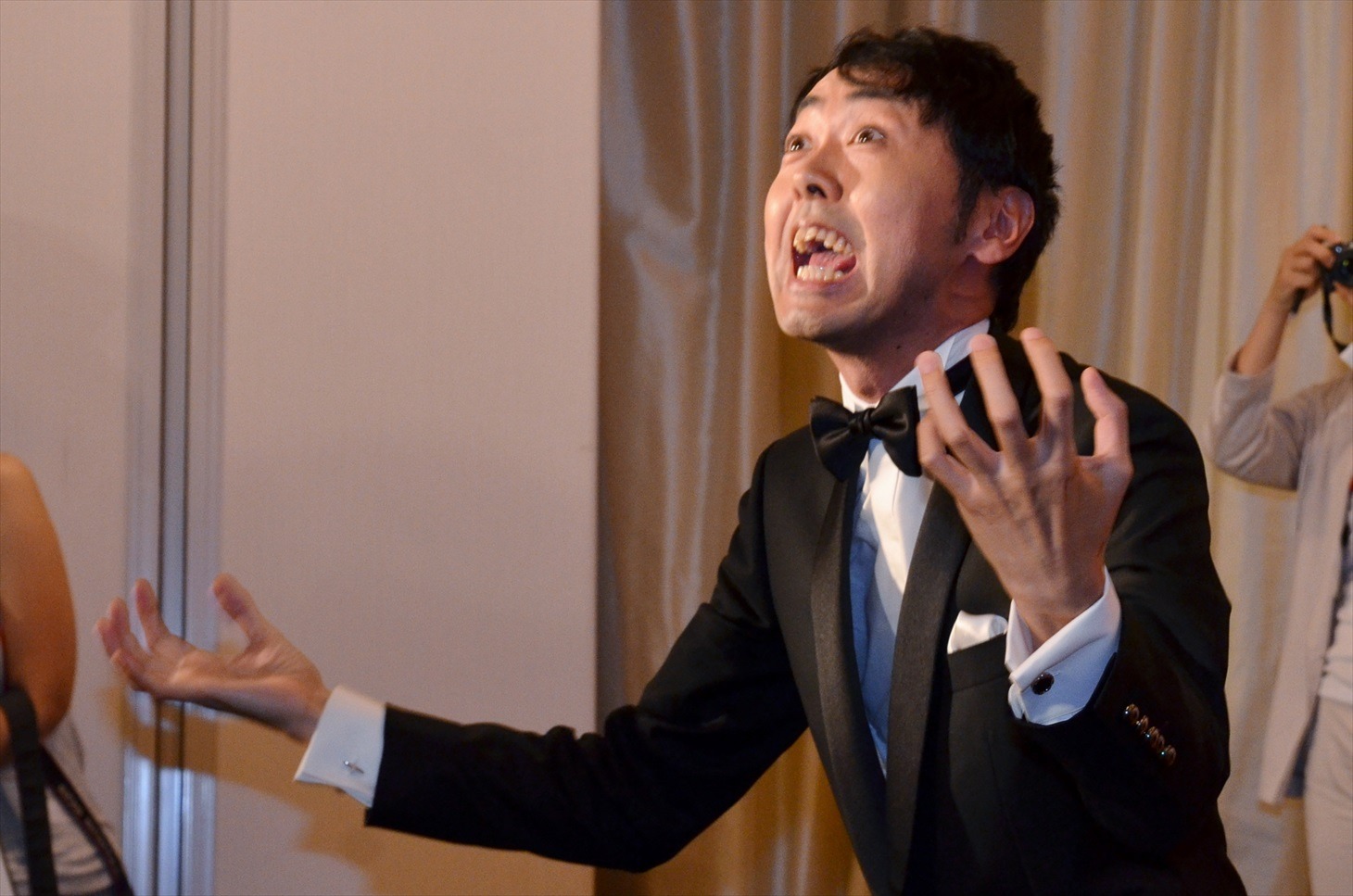 取材陣に詰め寄り「これが俺の生きざまだ！」と叫ぶアンガールズ田中。