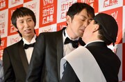 キスをするアンガールズ田中（中央）とダチョウ倶楽部・上島（右）。
