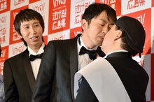 キスをするアンガールズ田中（中央）とダチョウ倶楽部・上島（右）。