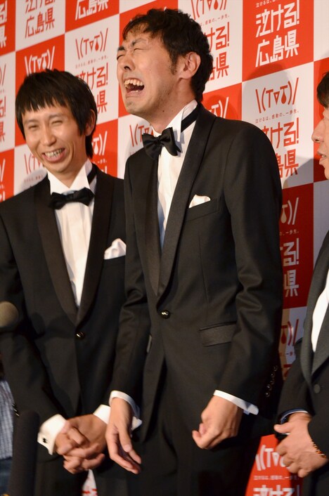 記者からのリクエストに応えて、話題の泣き芸を披露するアンガールズ田中。