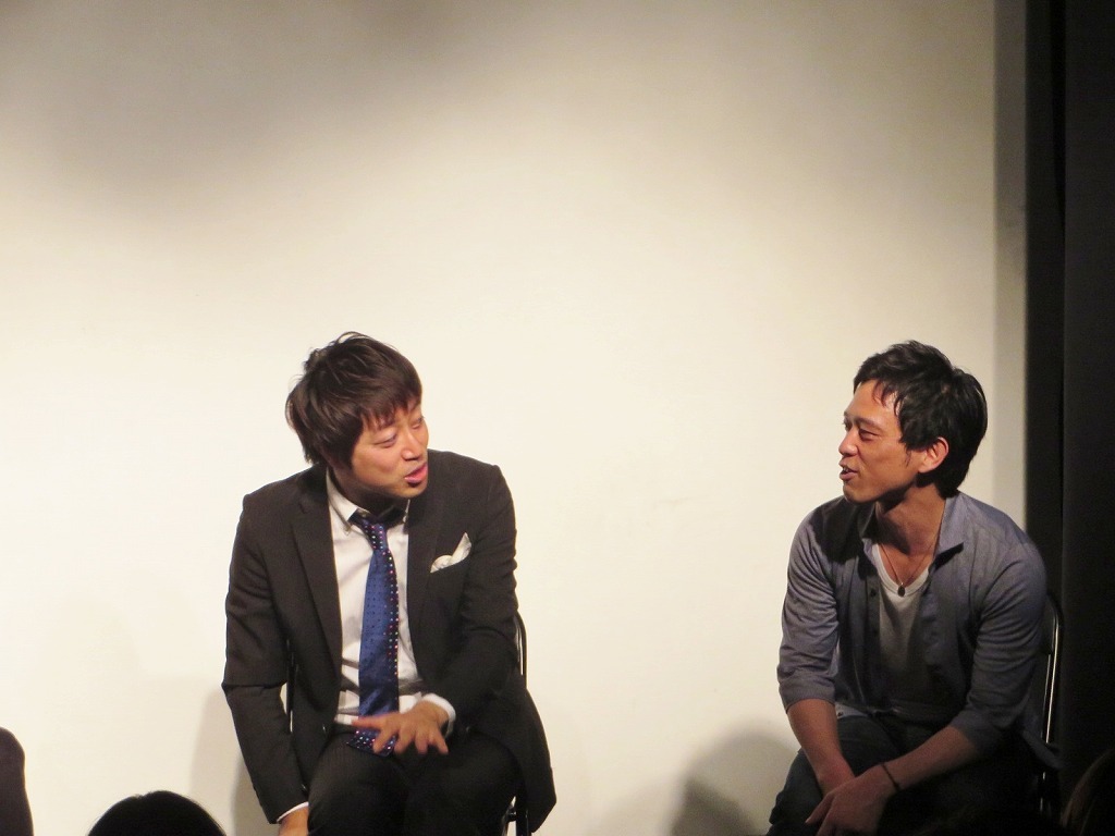 同じ事務所の気になる後輩について語り合う高倉とセイワ。