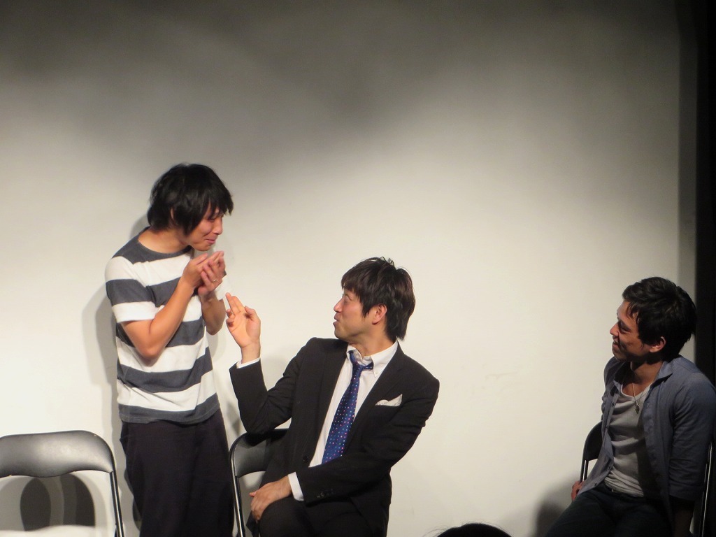 美容室に行った際の言動を実演する高倉。