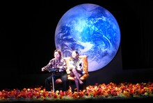 日本エレキテル連合の単独公演「エレキテルプラネット」のワンシーン。